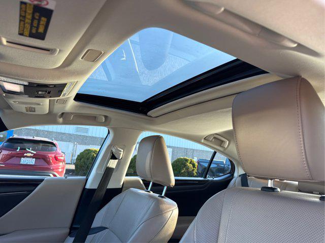 2020 Lexus ES 300h Signature