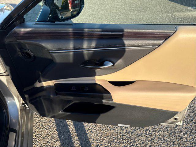 2020 Lexus ES 300h Signature
