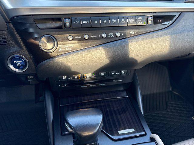 2020 Lexus ES 300h Signature