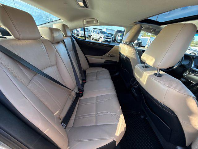 2020 Lexus ES 300h Signature