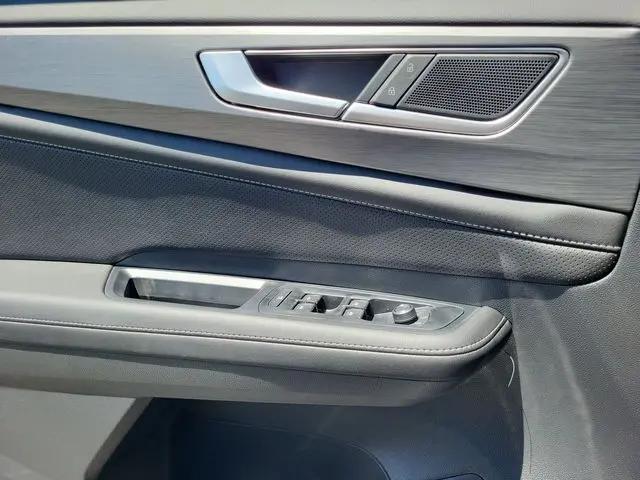 2026 Volkswagen Atlas Cross Sport SE with Technology