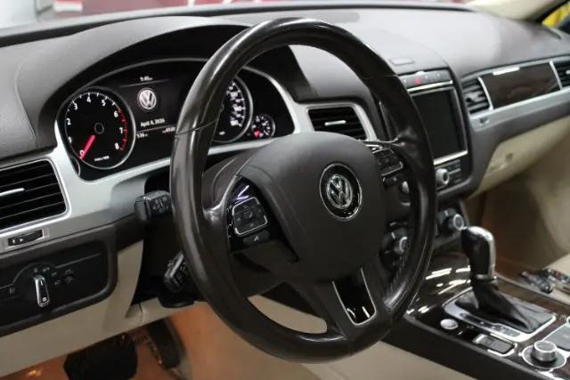 2016 Volkswagen Touareg VR6 Lux