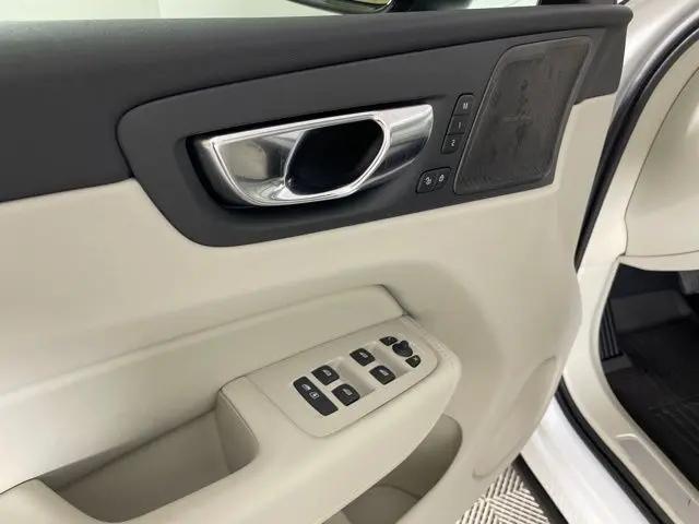 2024 Volvo XC60 Recharge T8 Plus Dark Theme
