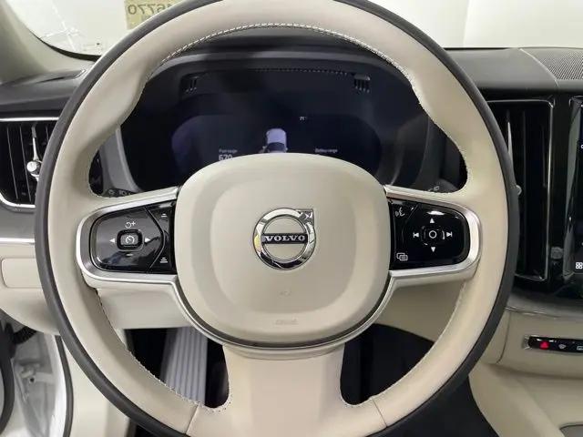 2024 Volvo XC60 Recharge T8 Plus Dark Theme