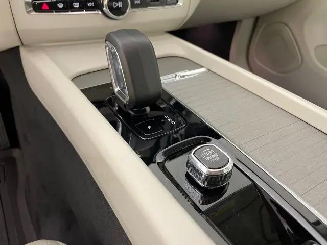 2024 Volvo XC60 Recharge T8 Plus Dark Theme