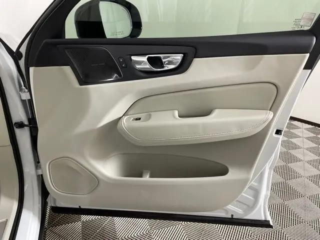 2024 Volvo XC60 Recharge T8 Plus Dark Theme