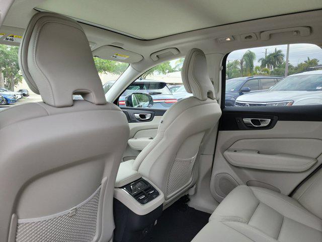 2023 Volvo XC60 B5 Ultimate Bright Theme