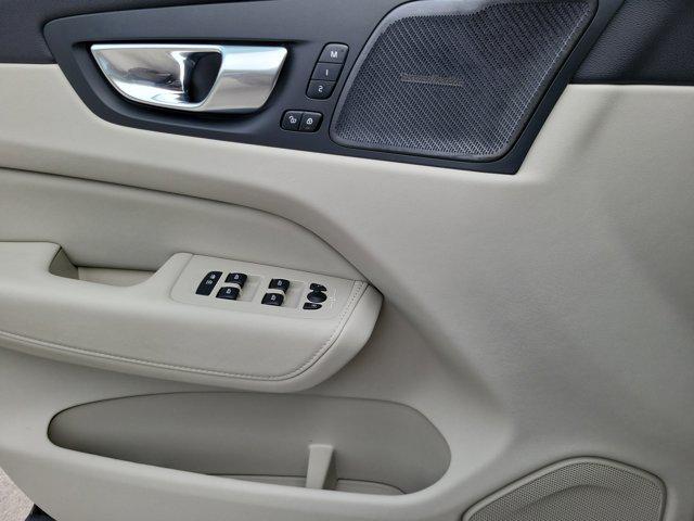 2023 Volvo XC60 B5 Ultimate Bright Theme