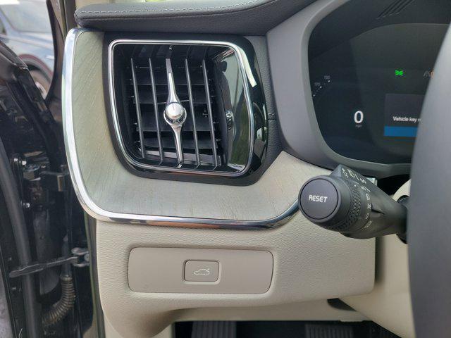 2023 Volvo XC60 B5 Ultimate Bright Theme