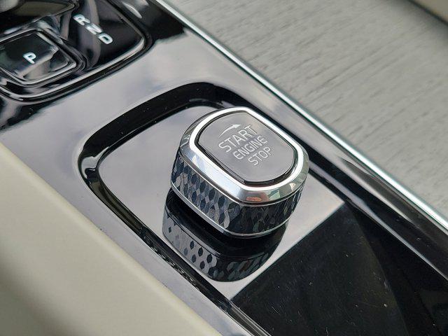 2023 Volvo XC60 B5 Ultimate Bright Theme