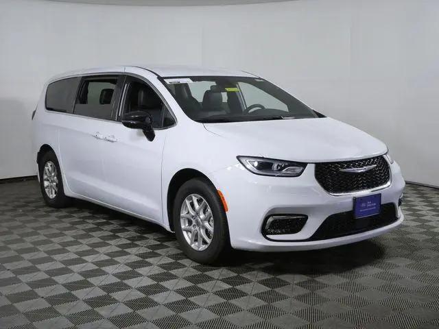2025 Chrysler Pacifica Select for sale in Shakopee, MN