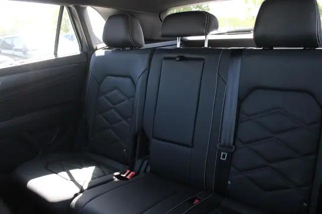 2026 Volkswagen Atlas Cross Sport SE with Technology