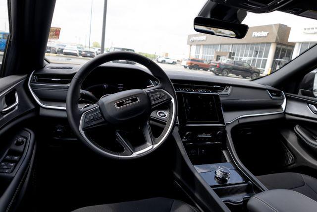 2026 Jeep Grand Cherokee Laredo 4x2
