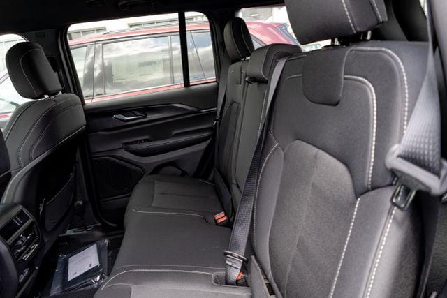 2026 Jeep Grand Cherokee Laredo 4x2