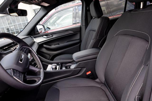 2026 Jeep Grand Cherokee Laredo 4x2