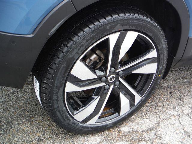 2024 Volvo XC40 B5 Plus Bright Theme