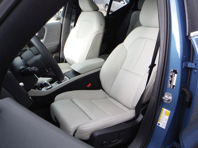 2024 Volvo XC40 B5 Plus Bright Theme