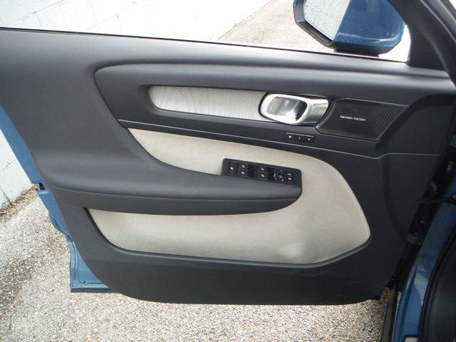 2024 Volvo XC40 B5 Plus Bright Theme