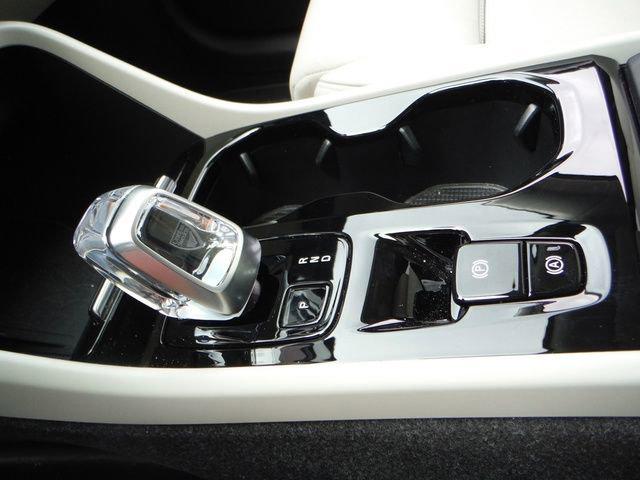 2024 Volvo XC40 B5 Plus Bright Theme