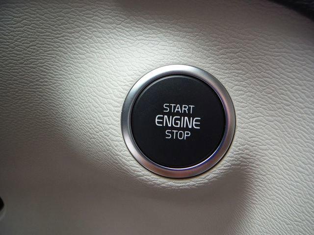 2024 Volvo XC40 B5 Plus Bright Theme