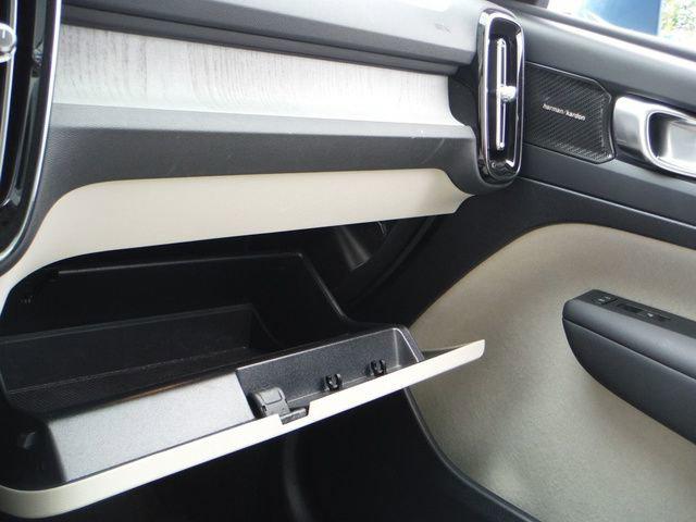 2024 Volvo XC40 B5 Plus Bright Theme