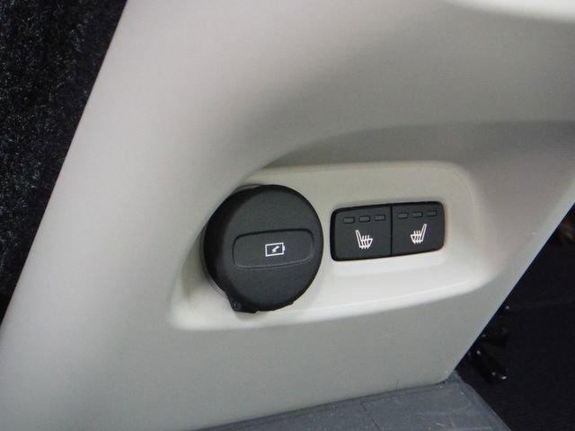 2024 Volvo XC40 B5 Plus Bright Theme