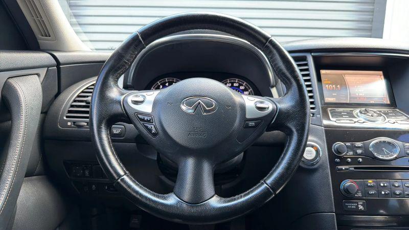 2017 INFINITI QX70 3.7