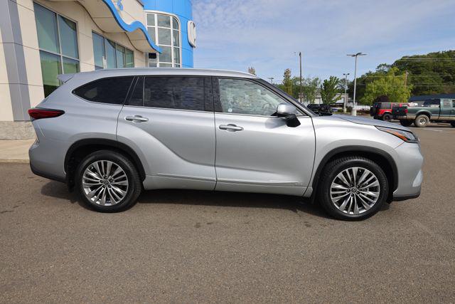 2022 Toyota Highlander Hybrid Platinum