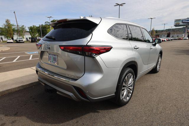 2022 Toyota Highlander Hybrid Platinum