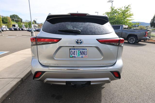 2022 Toyota Highlander Hybrid Platinum