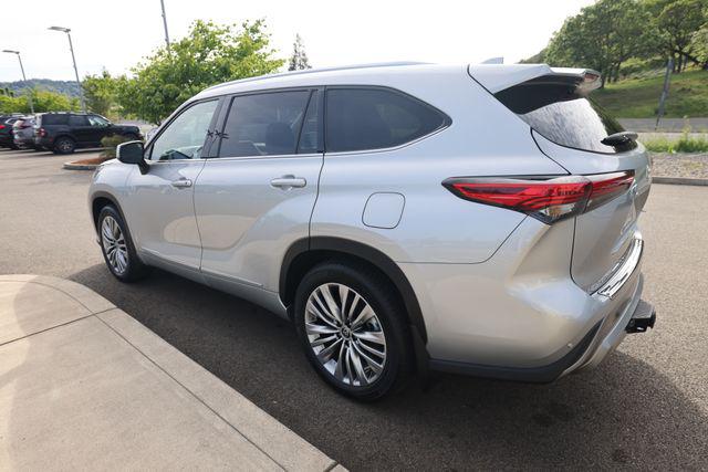 2022 Toyota Highlander Hybrid Platinum