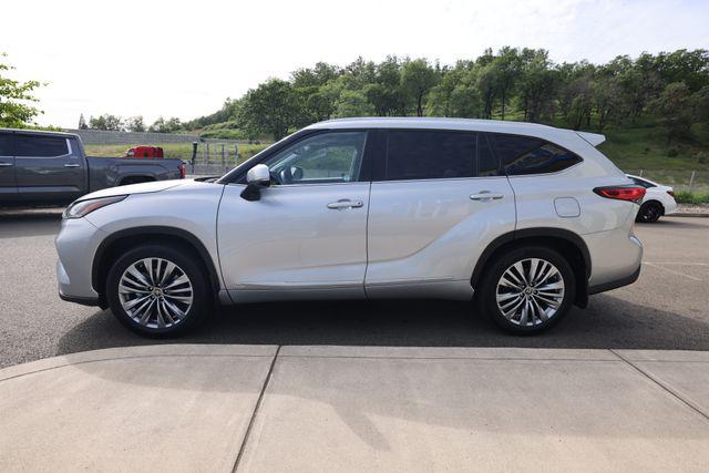 2022 Toyota Highlander Hybrid Platinum