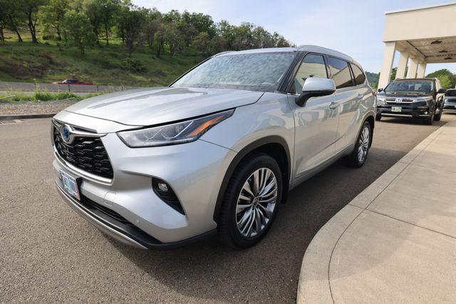 2022 Toyota Highlander Hybrid Platinum