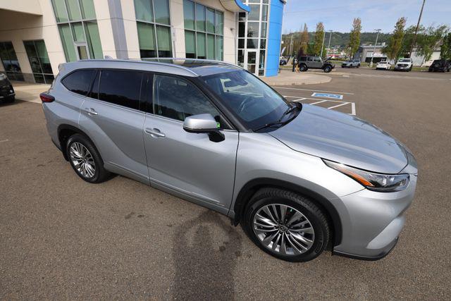2022 Toyota Highlander Hybrid Platinum