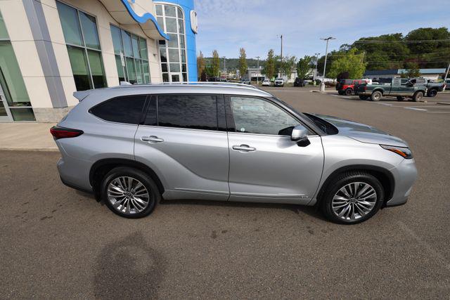 2022 Toyota Highlander Hybrid Platinum