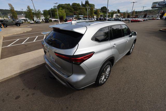 2022 Toyota Highlander Hybrid Platinum