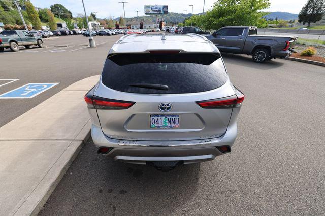 2022 Toyota Highlander Hybrid Platinum