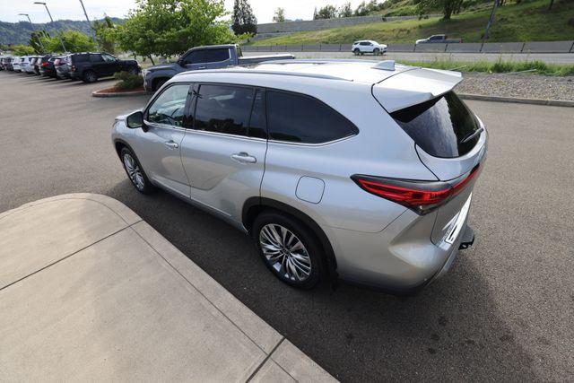 2022 Toyota Highlander Hybrid Platinum
