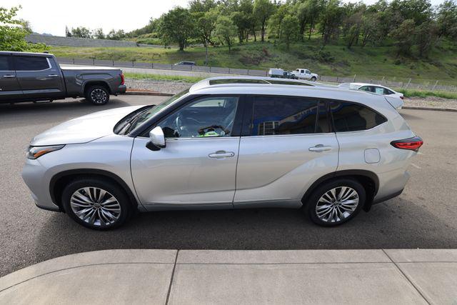 2022 Toyota Highlander Hybrid Platinum