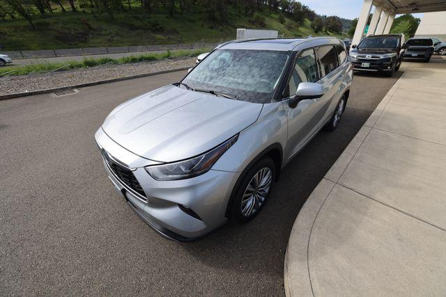 2022 Toyota Highlander Hybrid Platinum