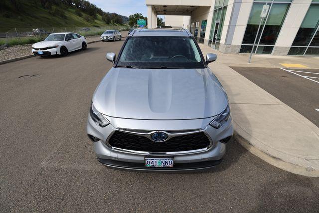 2022 Toyota Highlander Hybrid Platinum