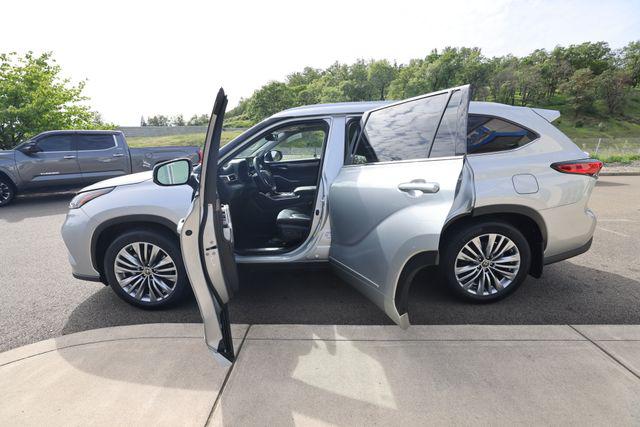 2022 Toyota Highlander Hybrid Platinum