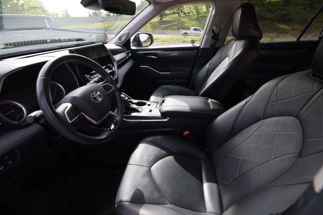 2022 Toyota Highlander Hybrid Platinum