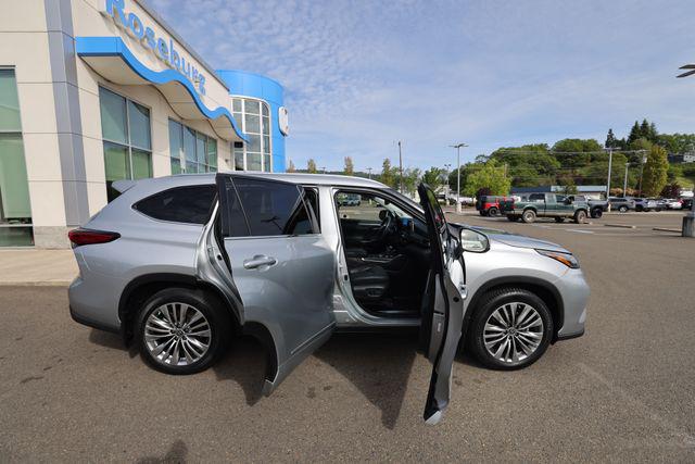 2022 Toyota Highlander Hybrid Platinum