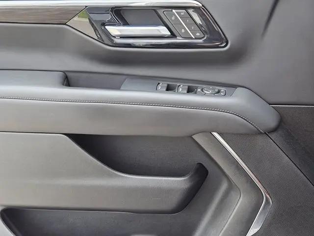 2025 Chevrolet Suburban 4WD Z71