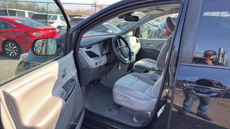 2020 Toyota Sienna LE