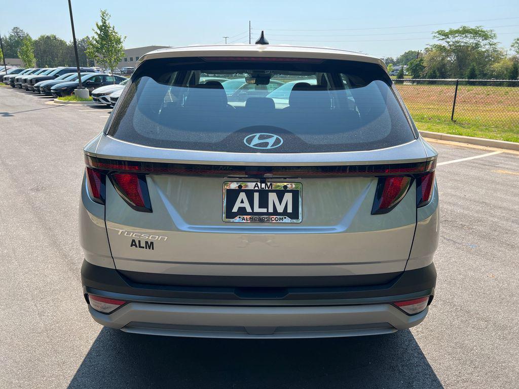 New 2026 Shimmering Silver HYUNDAI SE FWD image 7