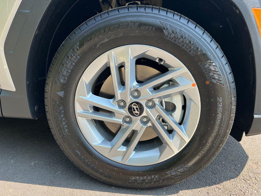 New 2026 Shimmering Silver HYUNDAI SE FWD image 13