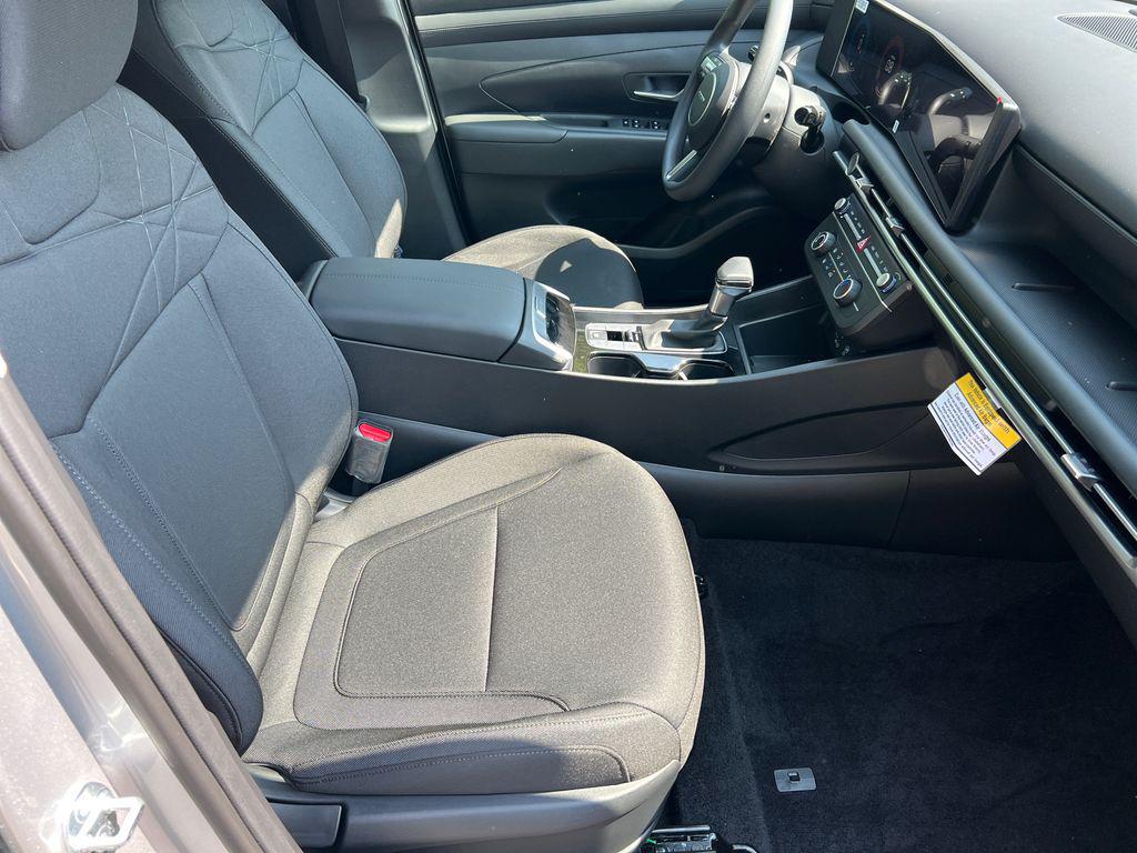 New 2026 Shimmering Silver HYUNDAI SE FWD image 14