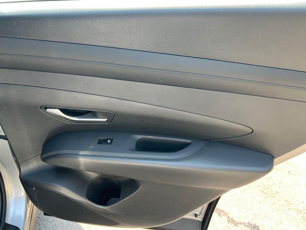 New 2026 Shimmering Silver HYUNDAI SE FWD image 17